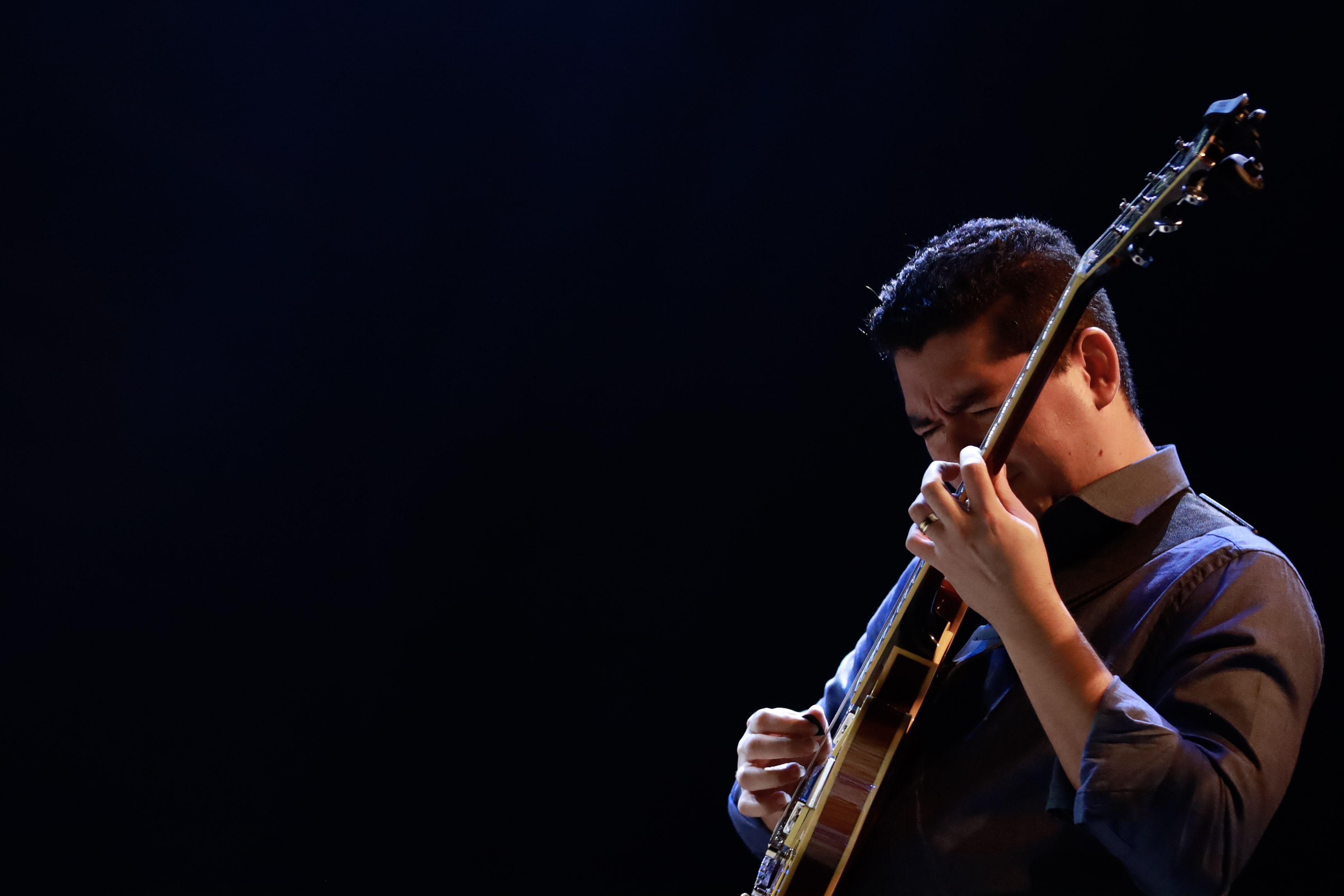 Ismael Nascimento performing live