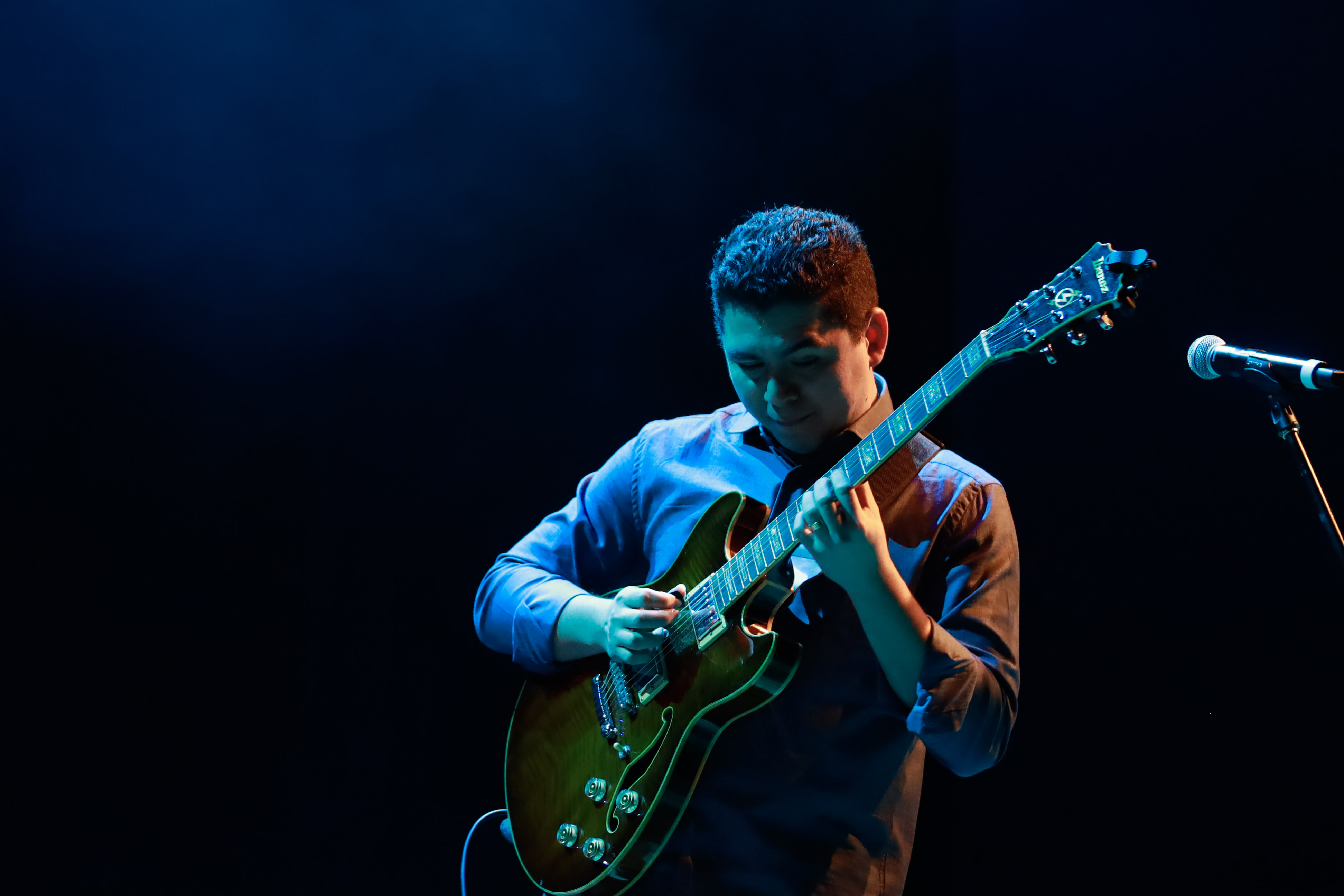 Ismael Nascimento performing live