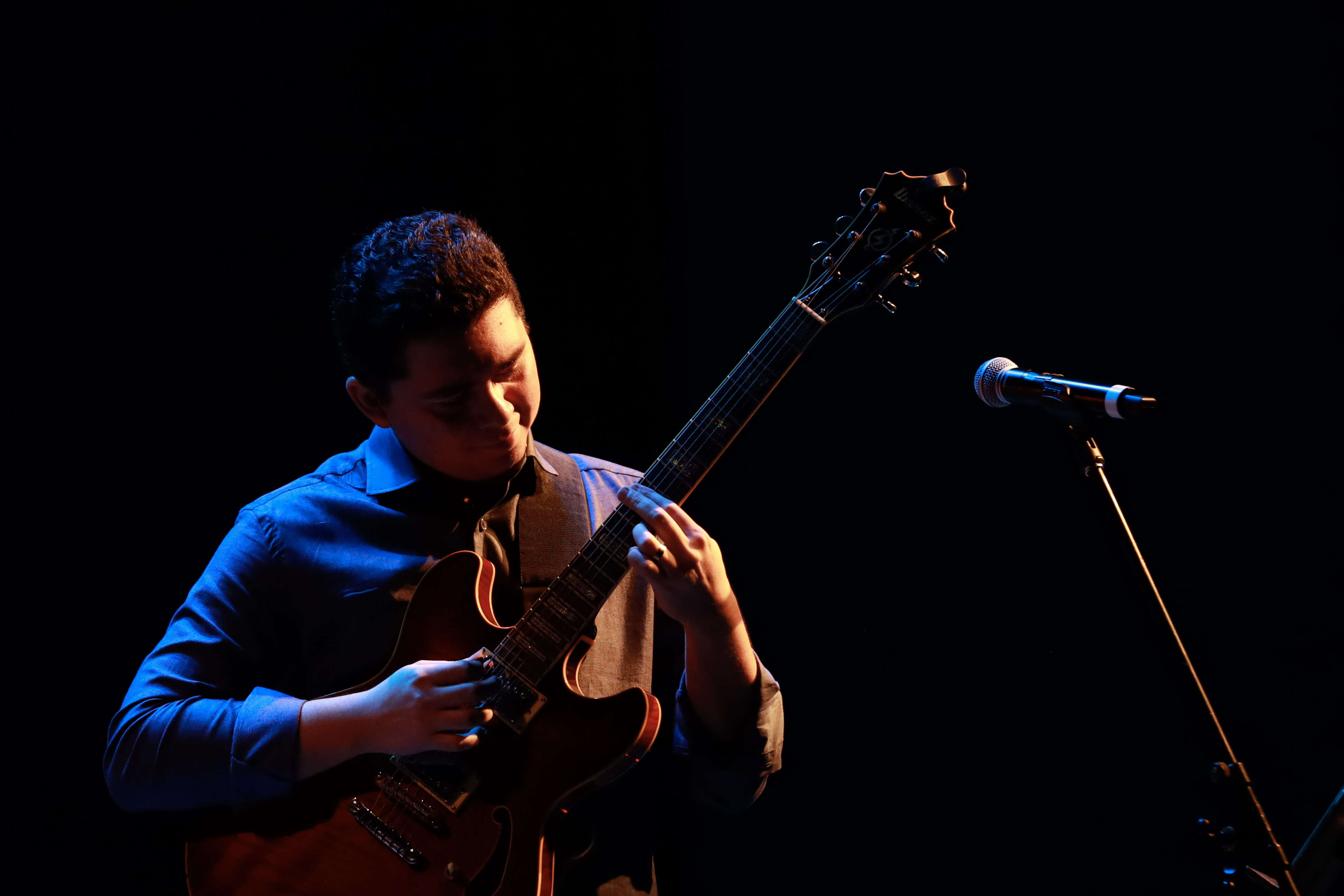 Ismael Nascimento performing live
